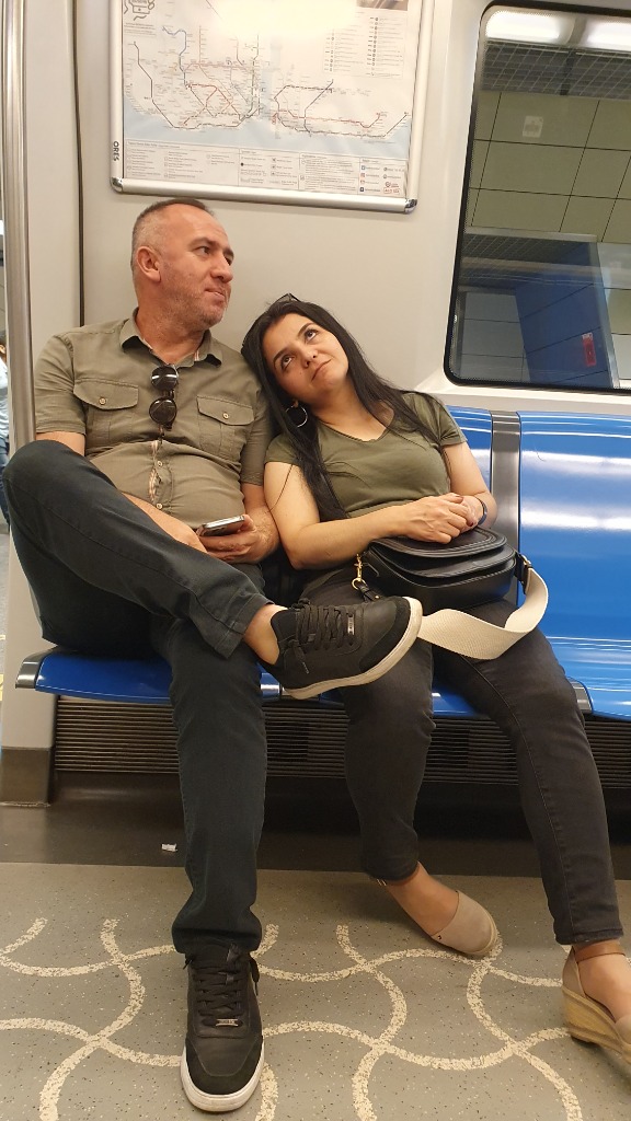 Elvan ve Derya metro